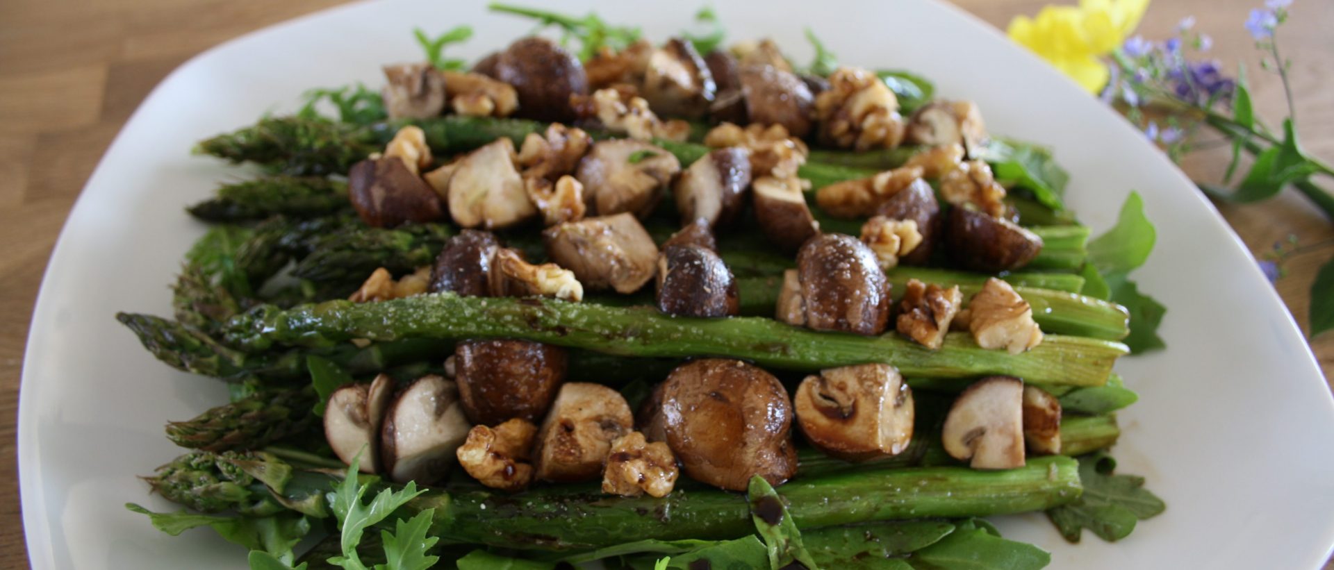 Spargel aus dem Ofen mit Pilzen, Rucola und Walnüssen Spargel aus dem Ofen mit Pilzen, Rucola und Walnüssen
